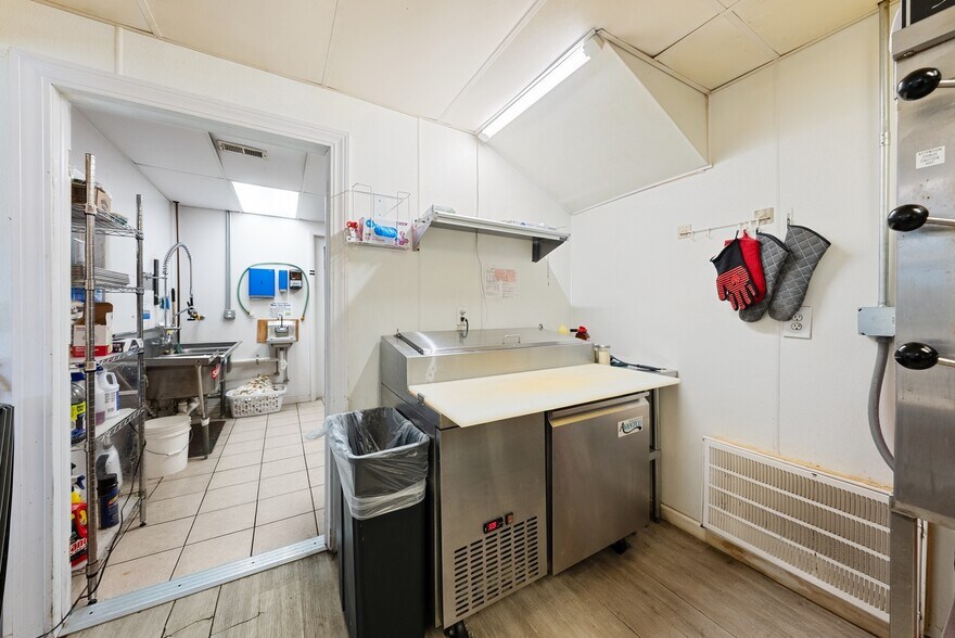 More Photos Of 7697 E Harbor Rd, Lakeside Marblehead Convenience Store For Sale