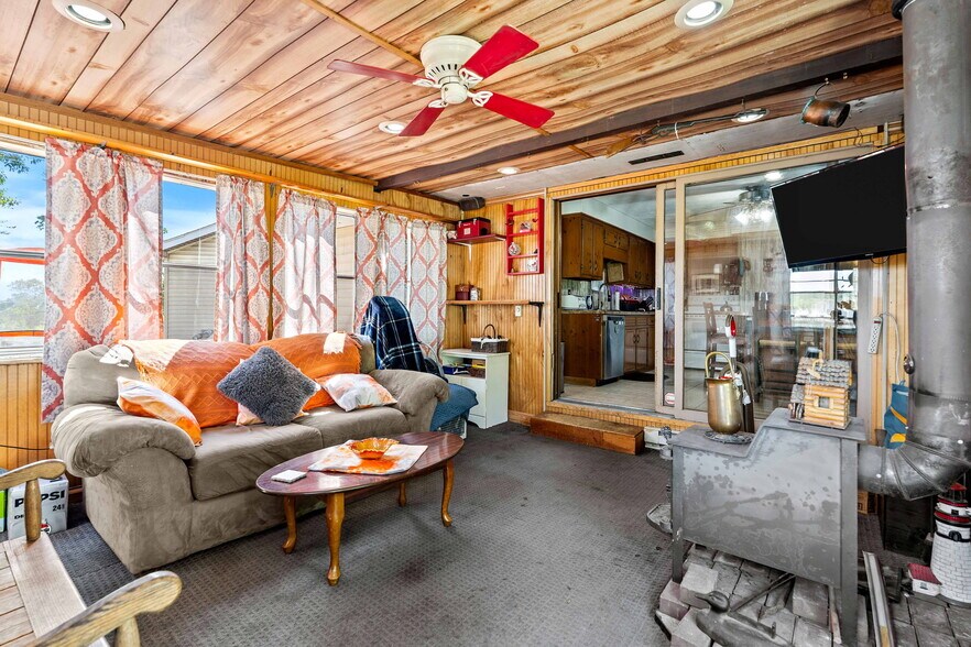 More Photos Of 25 Beacon St, Amesbury Showroom For Sale