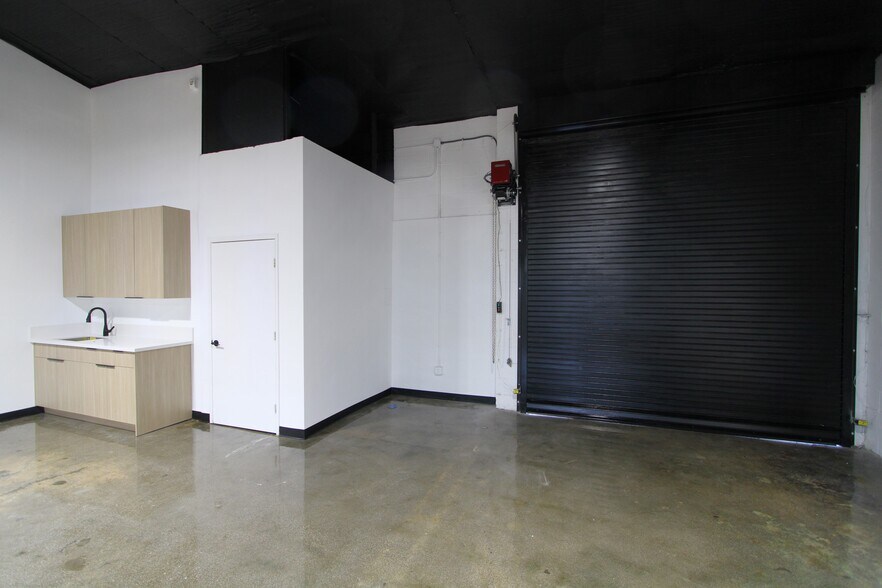 More Photos Of 2124-2134 Floyd St, Burbank Warehouse For Lease