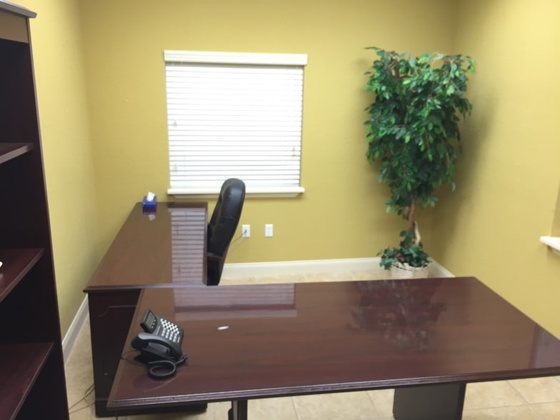 More Photos Of 5470-5476 Lithia Pinecrest Rd, Lithia Medical For Lease