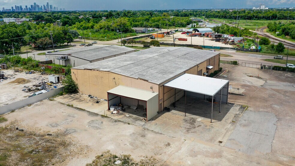 More Photos Of 7520 Lawndale St, Houston Flex For Lease