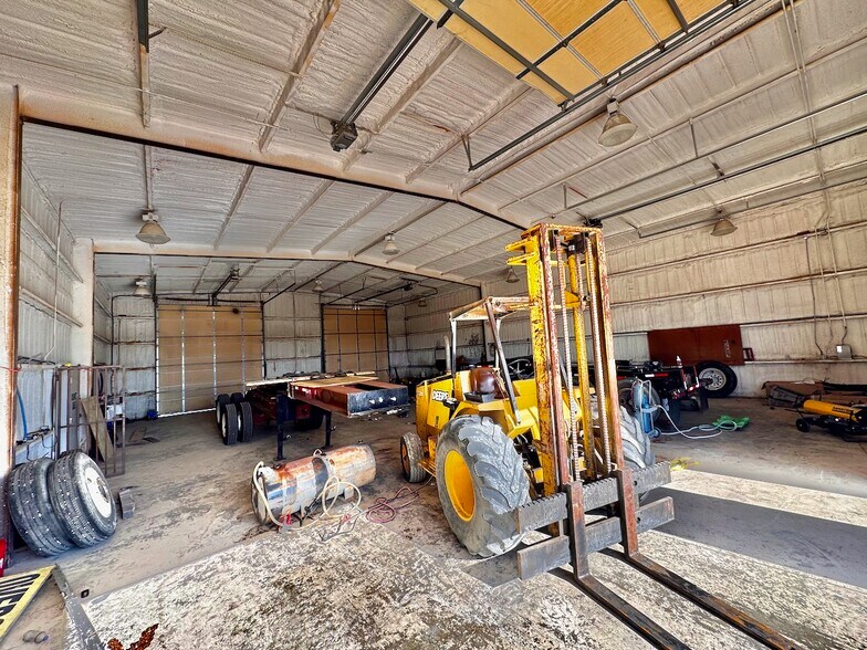 More Photos Of 101 Rancho Grande, Floresville Service For Sale