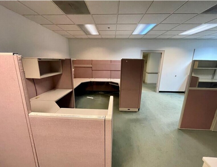 More Photos Of 1514 Holland Rd, Suffolk Office Residential For Lease