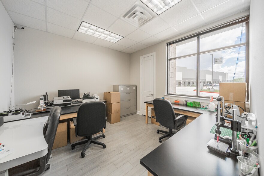 More Photos Of 202 Industrial Blvd, Sugar Land Loft Creative Space For Sale