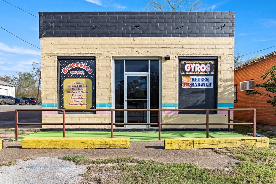 More Photos Of 201 E Bluff St, Woodville Restaurant For Sale