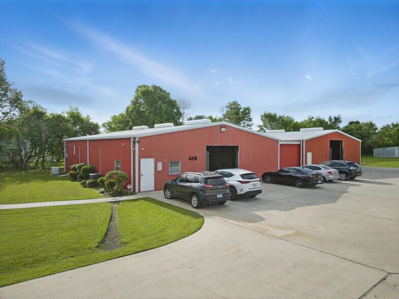 More Photos Of 421 Jones Rd, Highlands Warehouse For Lease