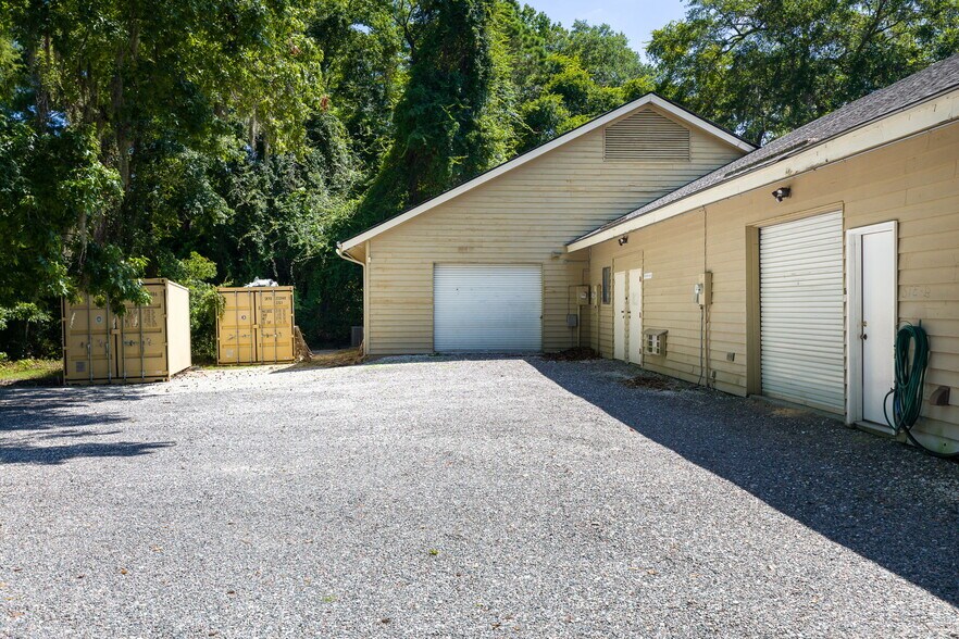 More Photos Of 9 Hunter Rd, Hilton Head Showroom For Sale