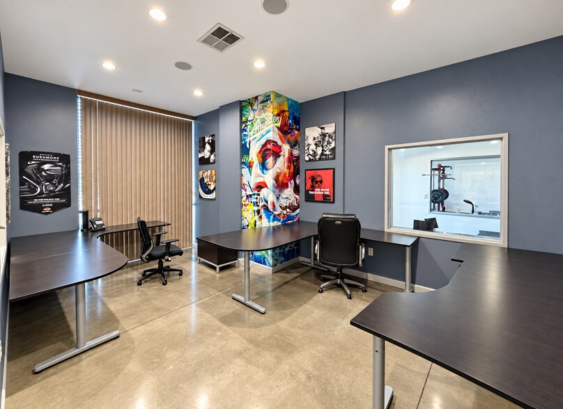 More Photos Of 244 E Avenue K10, Lancaster Showroom For Lease