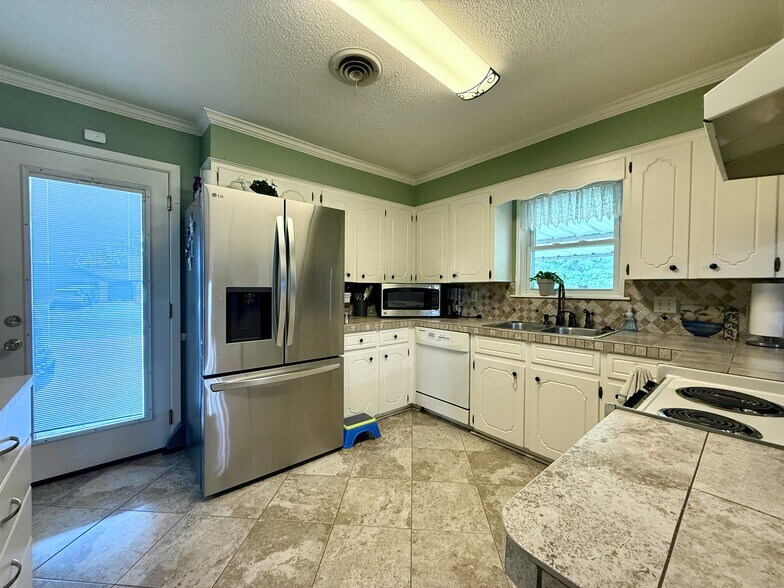 More Photos Of 608 S Pine St, Cabot Flex For Sale