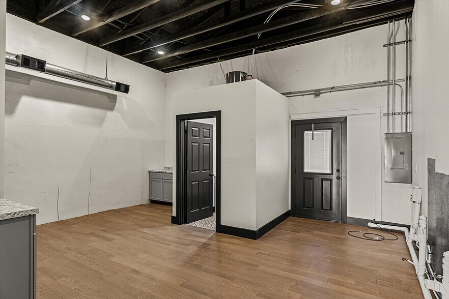 More Photos Of 106 N Main St, Grand Saline Storefront For Sale