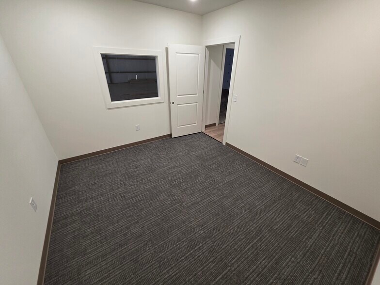 More Photos Of 5051 Farmville Rd, Auburn Flex For Sale