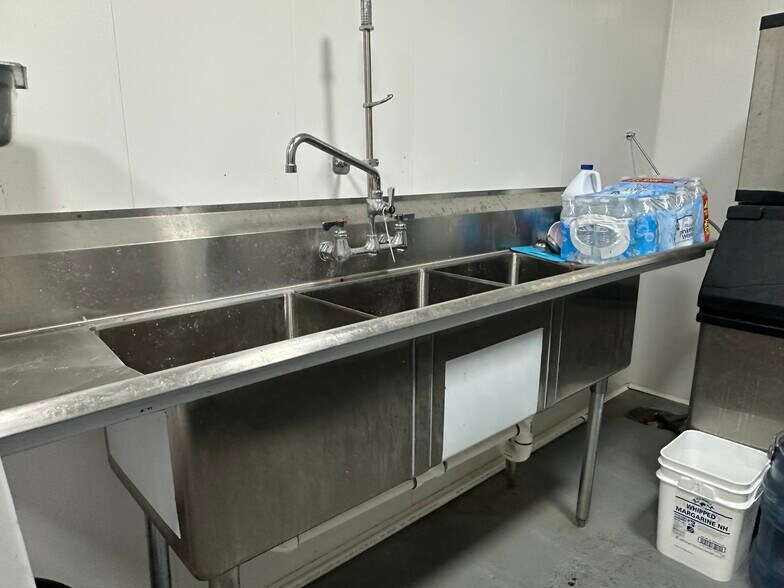 More Photos Of 903 S Sioux St, Okmulgee Light Manufacturing For Sale
