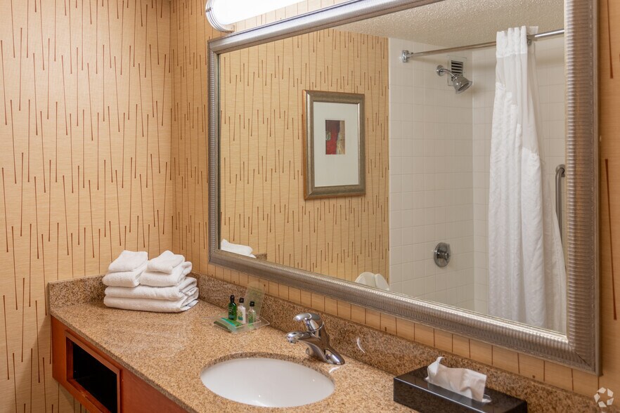 More Photos Of 1717 Airport Exchange Blvd, Erlanger Hotel For Sale