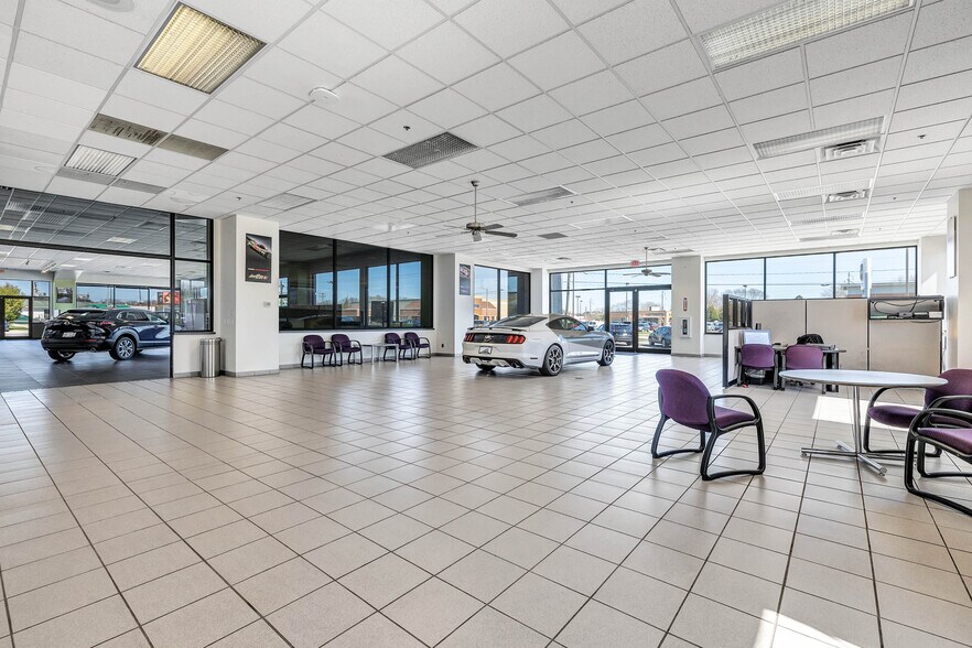 More Photos Of 1988 E Mason St, Green Bay Auto Dealership For Sale