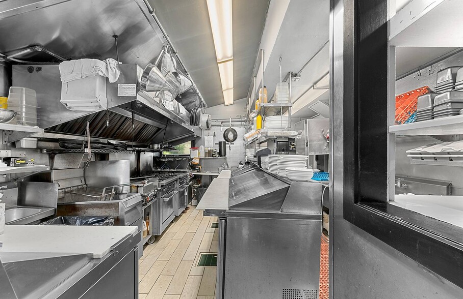 More Photos Of 6 Bay St, Sag Harbor Restaurant For Sale