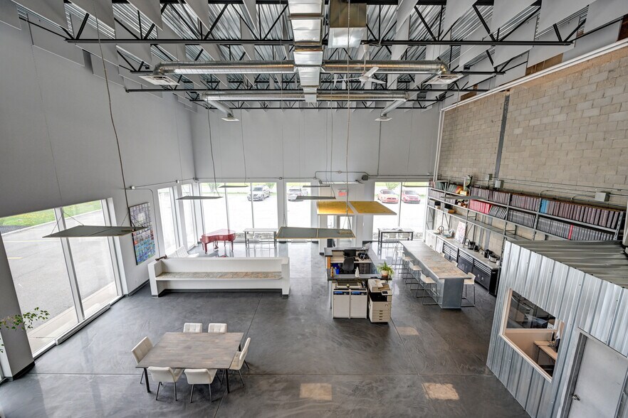 More Photos Of 3665-3701 Boul De La Cite-Des-Jeunes, Vaudreuil-dorion Light Distribution For Lease