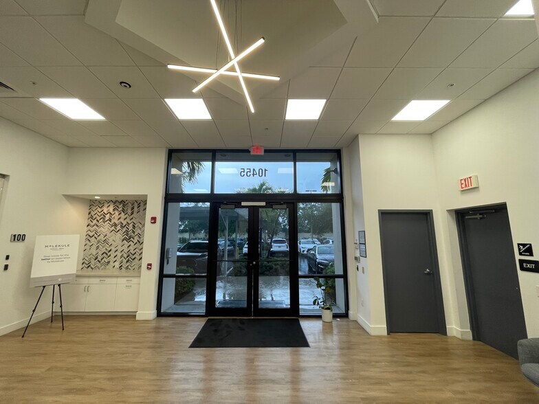 More Photos Of 10455 Riverside Dr, Palm Beach Gardens Flex For Lease