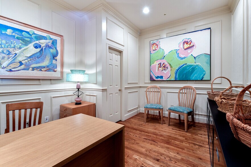 More Photos Of 4819 Broadway St, Addison Office Residential For Lease