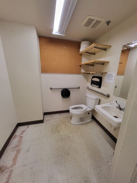 More Photos Of 3201 Lusk Dr, Neosho Storefront For Lease