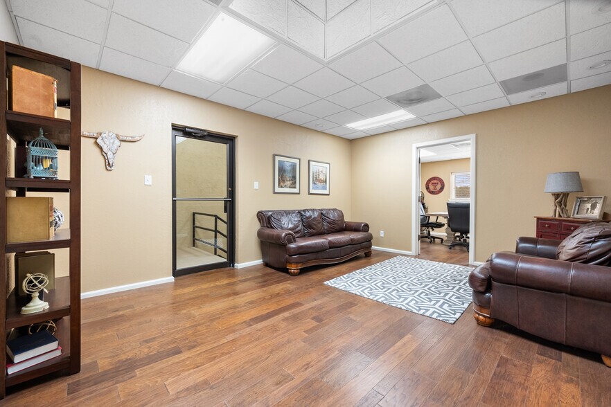 More Photos Of 2529 74th St, Lubbock Office For Lease