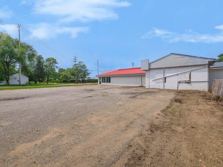 More Photos Of 600 N Clark St, Albion Auto Dealership For Sale