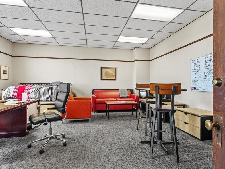 More Photos Of 921-931 8th St, Manitowoc Office For Sale