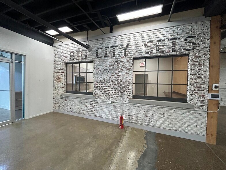 More Photos Of 3033 W Ohio St, Chicago Warehouse For Lease
