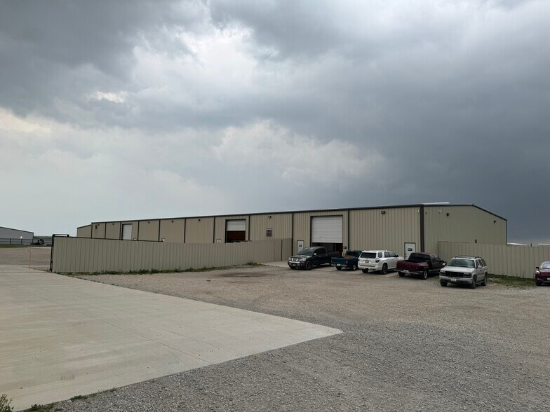 More Photos Of 124 Capital Ln, Rhome Manufacturing For Lease
