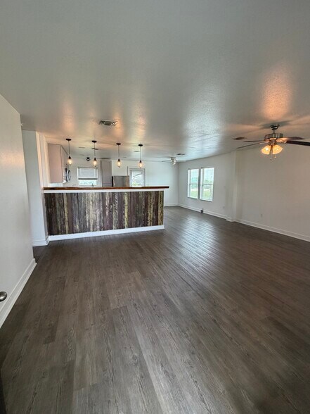 More Photos Of 3464 County Road 100, Hutto Land For Lease