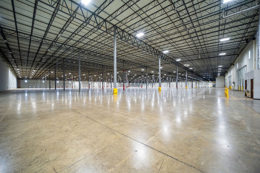 More Photos Of 3780 Tradeport Ct, Lockbourne Distribution For Lease