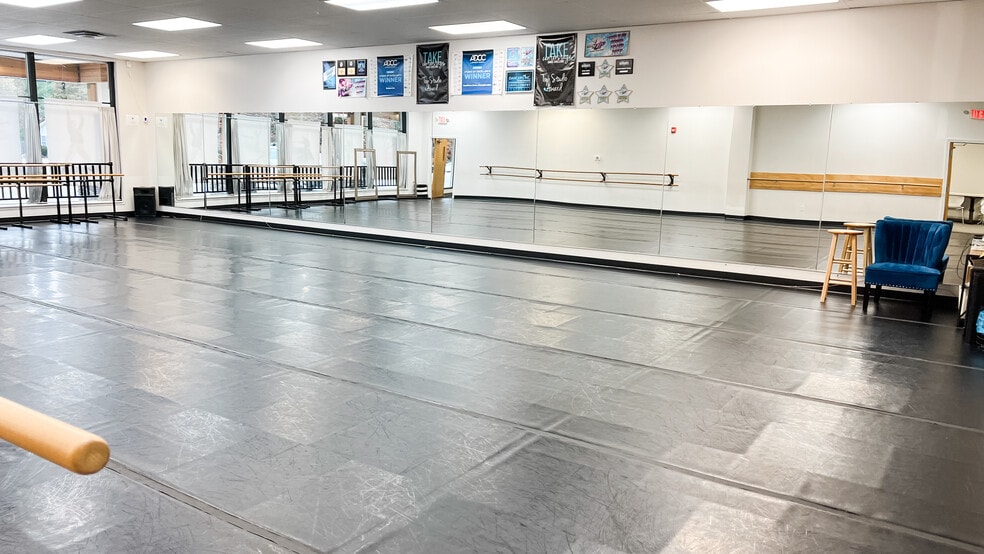 More Photos Of 1233 Roosevelt Trl, Raymond Storefront For Lease