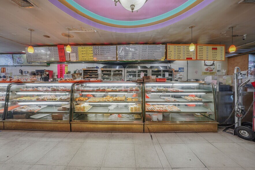 More Photos Of 280 Grand St, New York Storefront Retail Office For Lease