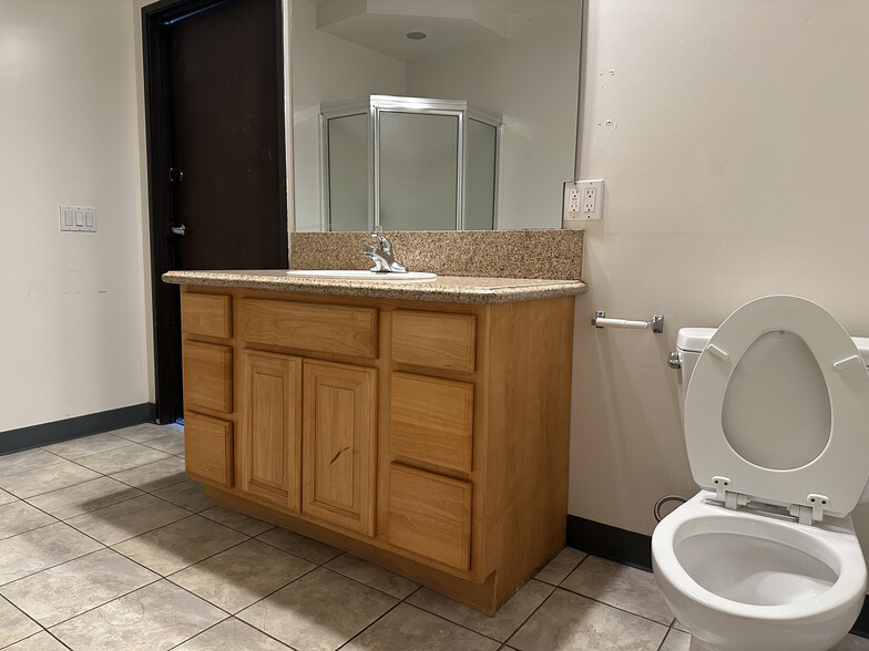 More Photos Of 8000 Wheatland Ave, Sun Valley Manufacturing For Lease