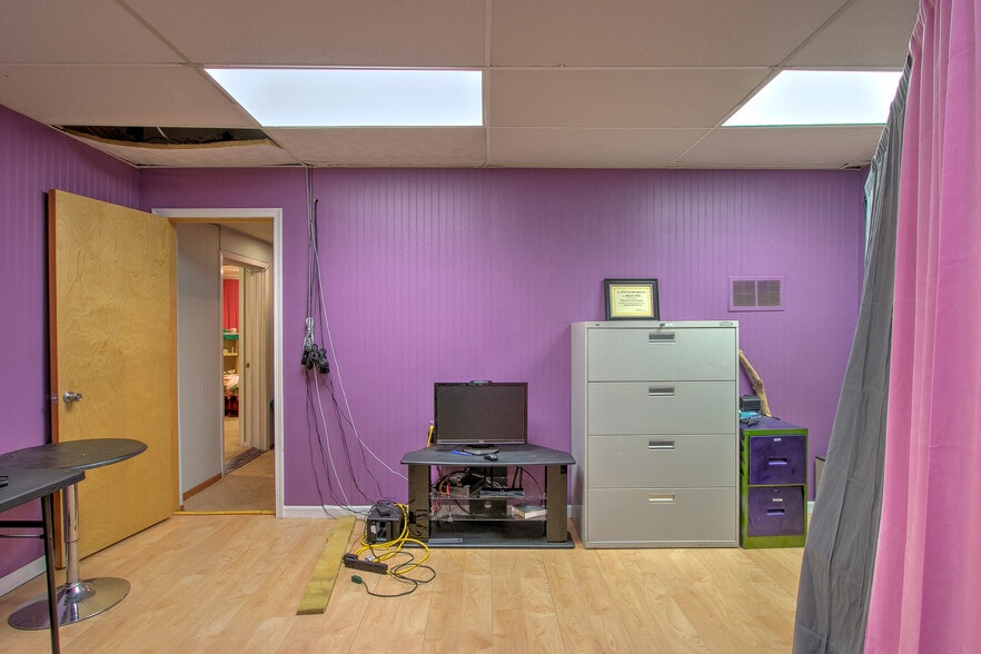 More Photos Of 220 S Ashland St, Cambridge Storefront Retail Office For Sale