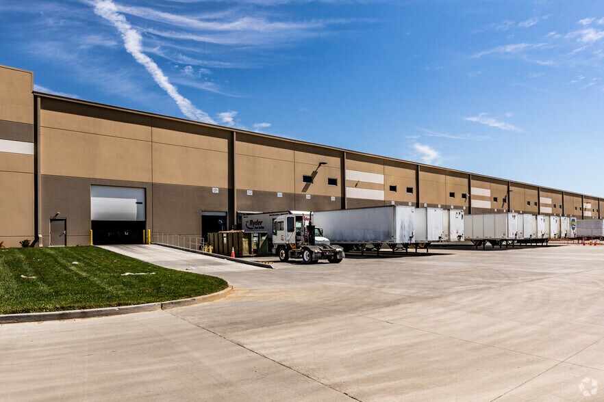 More Photos Of 14301 NE 41st St, Kansas City Warehouse For Lease
