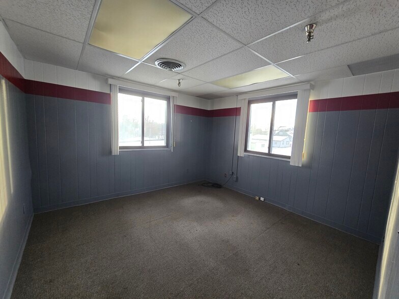 More Photos Of 401 E 5th St, Pinconning Distribution For Sale