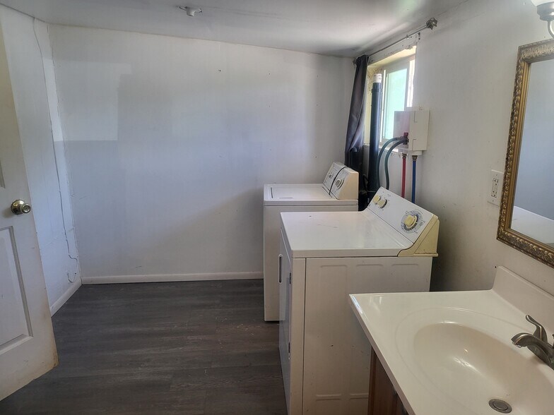 More Photos Of 521 Fairbanks St, Pahrump Self Storage For Sale