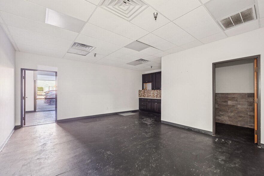 More Photos Of 4748 Algiers St, Dallas Showroom For Lease
