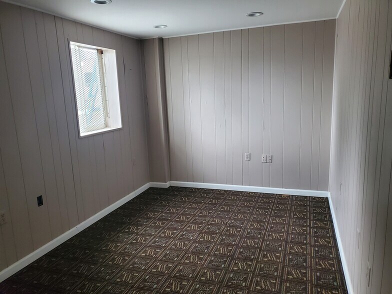 More Photos Of 2300 Grand Blvd, Holiday Light Distribution For Lease