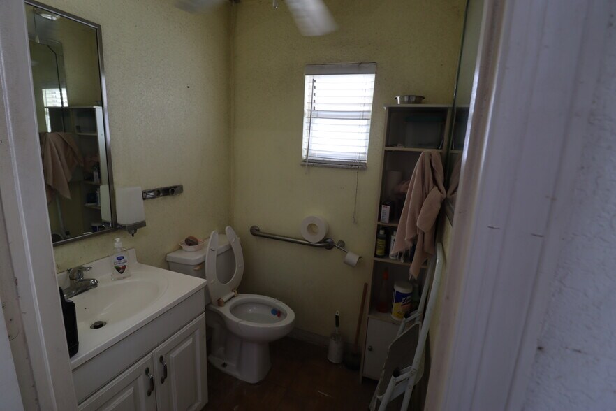 More Photos Of 18350 Paulson Dr, Port Charlotte Warehouse For Sale
