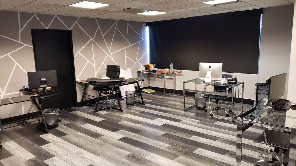 More Photos Of 18580 Ventura Blvd, Tarzana Loft Creative Space For Lease