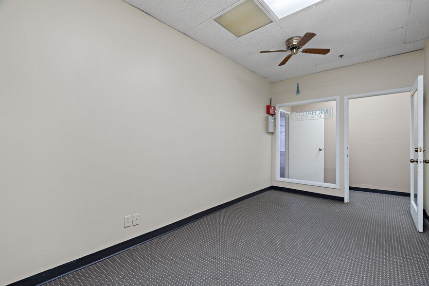 More Photos Of 15201-15207 Midway Rd, Addison Distribution For Lease