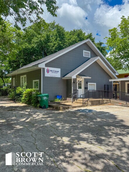 Primary Photo Of 903 N Elm St, Denton Office For Lease