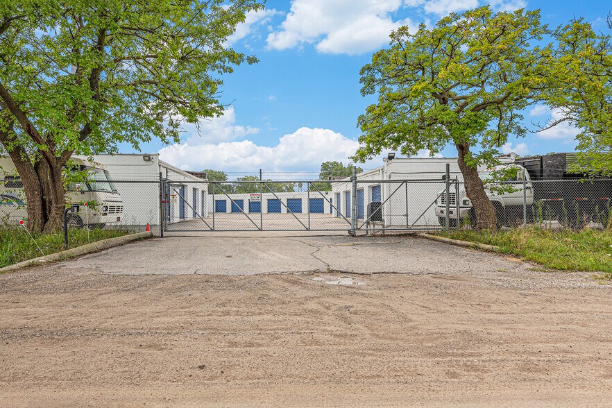 More Photos Of 33833 Garnet St, Clinton Township Self Storage For Sale
