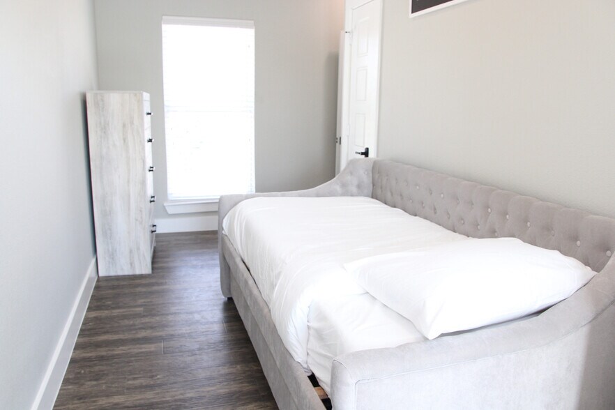 More Photos Of 4911 Alton Ave, Dallas Multifamily For Sale