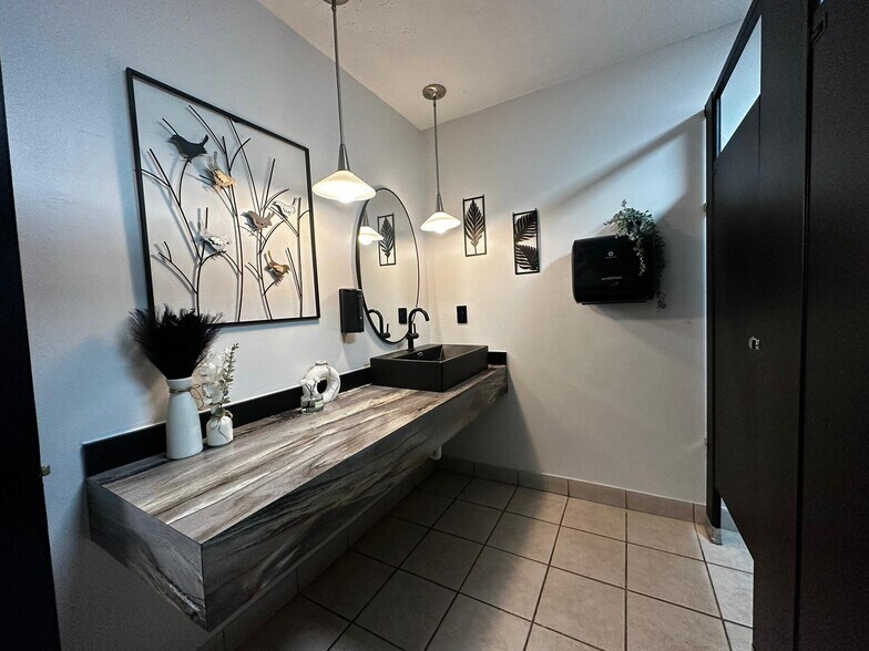 More Photos Of 17200 W 10 Mile Rd, Southfield Office For Lease