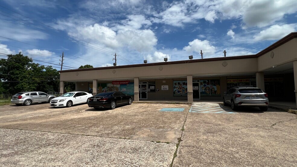 More Photos Of 7138-7142 Cole Creek Dr, Houston Unknown For Lease