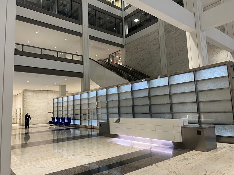 More Photos Of 33 W Monroe St, Chicago Office For Lease