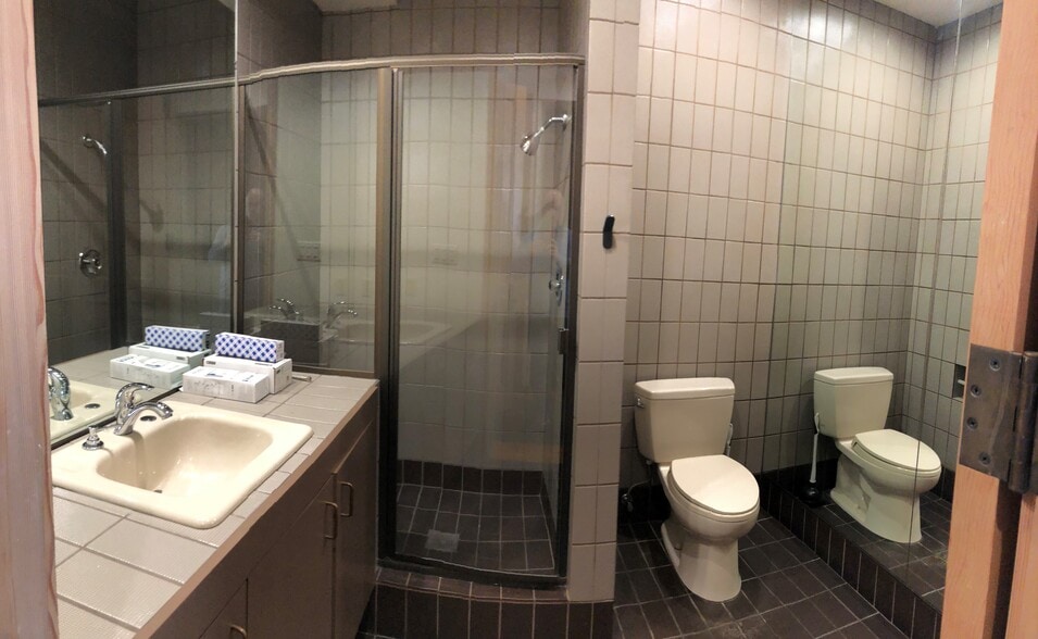 More Photos Of 2107 Livingston St, Oakland Warehouse For Lease