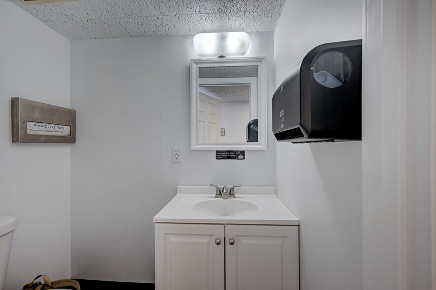 More Photos Of 1500 E Desert Inn Rd, Las Vegas Office Residential For Lease